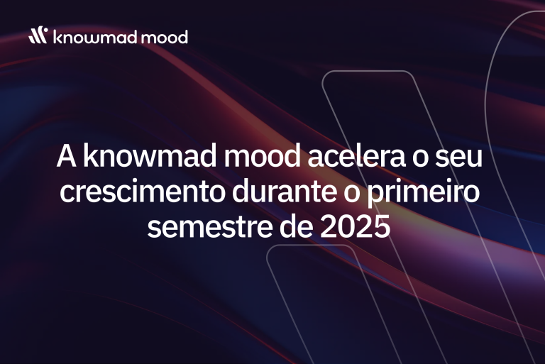 Fundo corporativo com o título “knowmad mood acelera seu crescimento no primeiro semestre de 2025” sobre design dinâmico em tons de azul, roxo e magenta.
