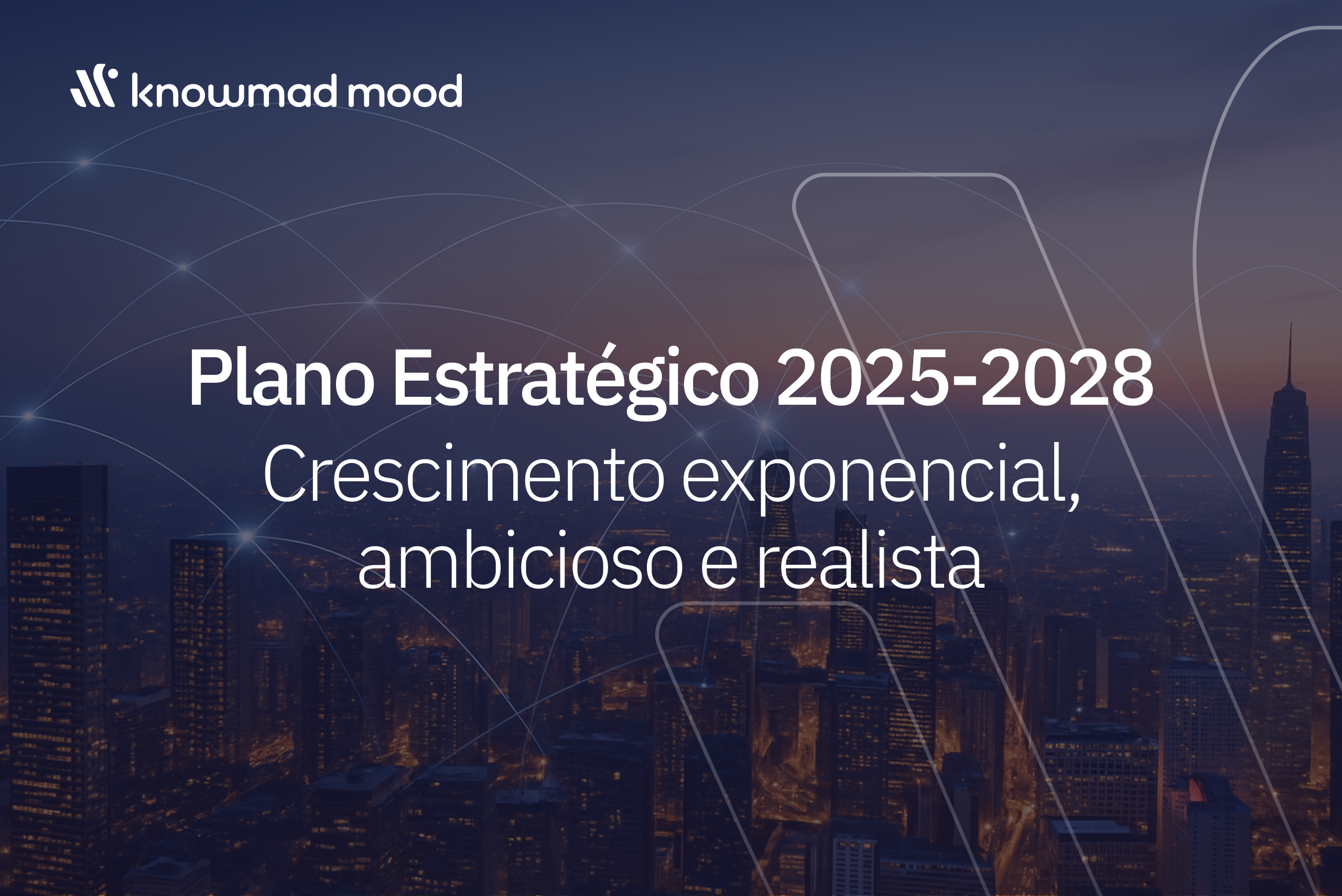 Plano de fundo urbano com linhas digitais conectadas e mensagem da knowmad mood: "Plano estratégico 2025–2028. Crescimento exponencial, ambicioso e realista".